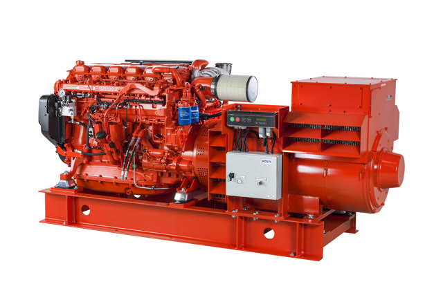 Dieseldrevet marinmotor fra Scania, koblet til Nogva girsystem og aggregat, malt i rød og vist mot hvit bakgrunn.