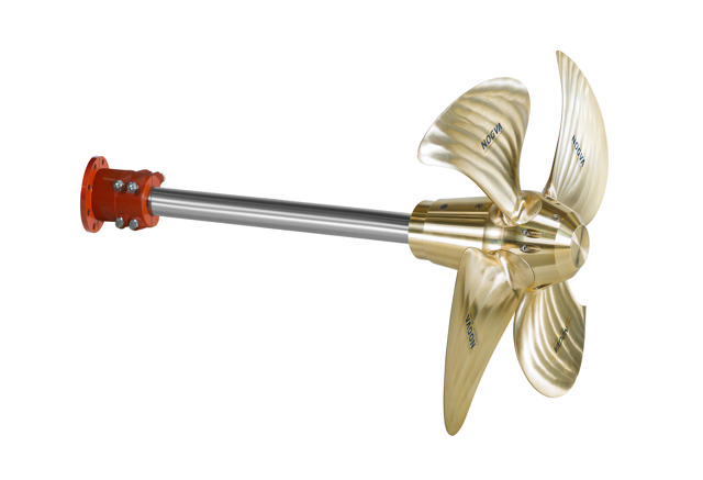 Firebladet vripropell i messing med aksel og flens, designet for maritim bruk, merket med Nogva-logo på hvert blad.