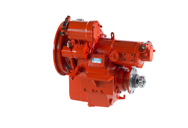 Rødlakkert marinegir med hydraulisk aktuator og mekaniske koblinger, tydelig merket med Nogva-logo.