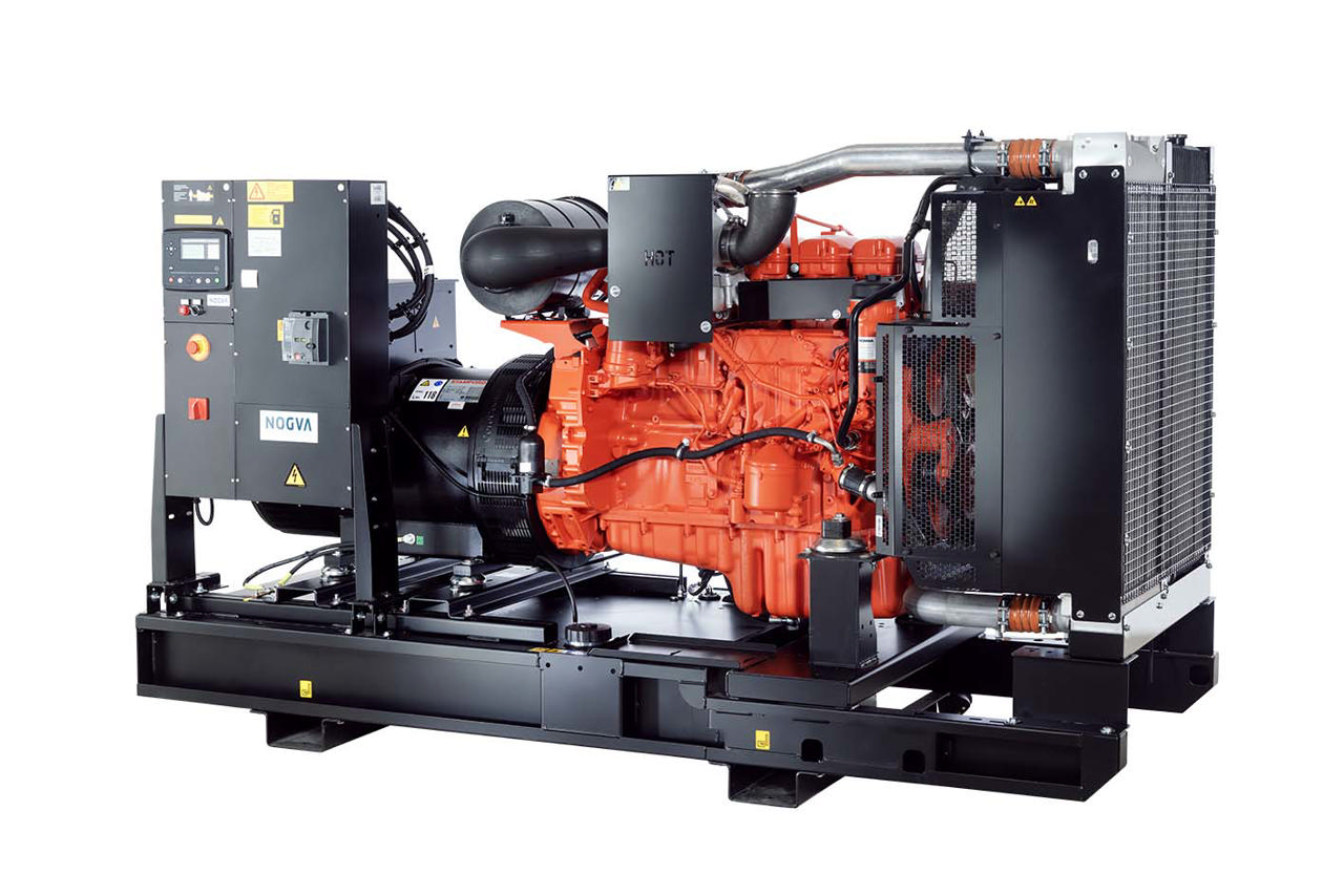 En NS250-50 industriaggregat fra Nogva på hvit bakgrunn